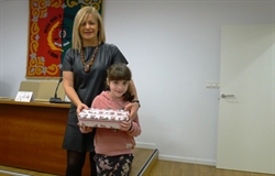 Entrega de premio a la ganadora del VIII Concurso de Dibujo